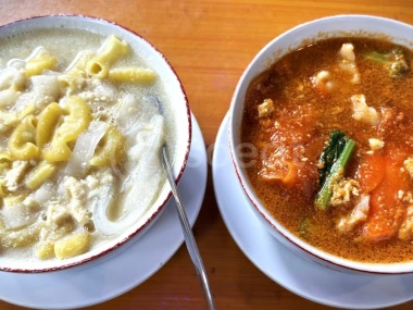 Seblak, diketahui berasal dari tahun 1900-an dan mulai populer tahun 2000-an di Jawa Barat, terutama Bandung.