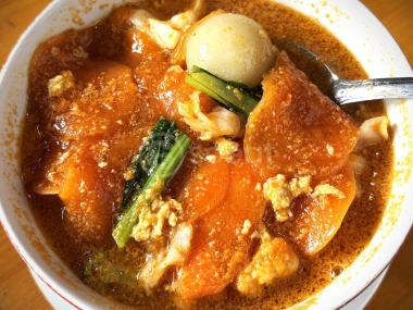 Seblak, diketahui berasal dari tahun 1900-an dan mulai populer tahun 2000-an di Jawa Barat, terutama Bandung.