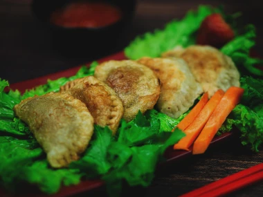 Nama cireng merupakan singkatan dari 'aci digoreng'. Makanan ini biasanya memiliki tekstur yang kenyal di dalam dan renyah di luar, serta rasa yang gurih.