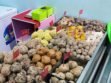 Bakso Gotan Garut, salah satu konsep bakso prasmanan yang terus hits hingga 2025. (Soeat/Nday)