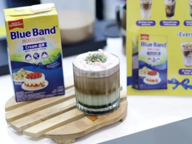Matcha coffee O strawberry memadukan gurihnya matcha, kuatnya espresso, dan kelembutan foam strawberry yang menyegarkan.