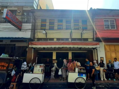 Antrian di Warung Kopi Purnama, Kota Bandung. 