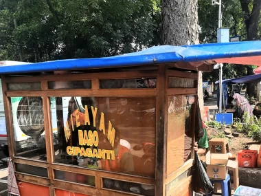 Mie ayam dan Baso Cipaganti. 