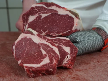 Dibandingkan dengan steik biasa, steik dry-aged menawarkan rasa lebih intens, tekstur lebih empuk, dan aroma lebih kompleks.