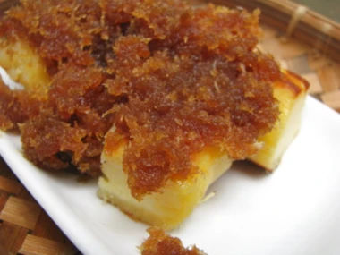 Colenak adalah makanan tradisional Jawa Barat, khususnya Bandung, yang terbuat dari tape singkong (peuyeum) yang dibakar dan disajikan dengan lelehan gula aren (gula jawa) yang dicampur dengan parutan kelapa.