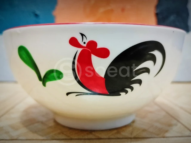 Mangkuk ayam jago adalah mangkuk keramik berwarna putih dengan gambar ayam jago, yang sangat populer di Indonesia, terutama dalam konteks kuliner.