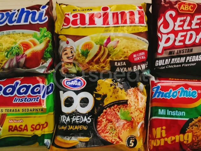 Mi instan adalah mie yang dikukus, digoreng, dan dikeringkan sehingga siap disajikan dengan menambahkan air panas dan bumbu.