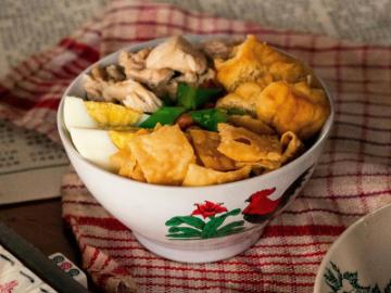 Mangkuk ayam jago sering dijumpai sebagai wadah bakso, mi ayam, dan bubur ayam.