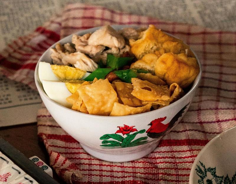 Mangkuk ayam jago sering dijumpai sebagai wadah bakso, mi ayam, dan bubur ayam.