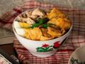 Mangkuk ayam jago sering dijumpai sebagai wadah bakso, mi ayam, dan bubur ayam.