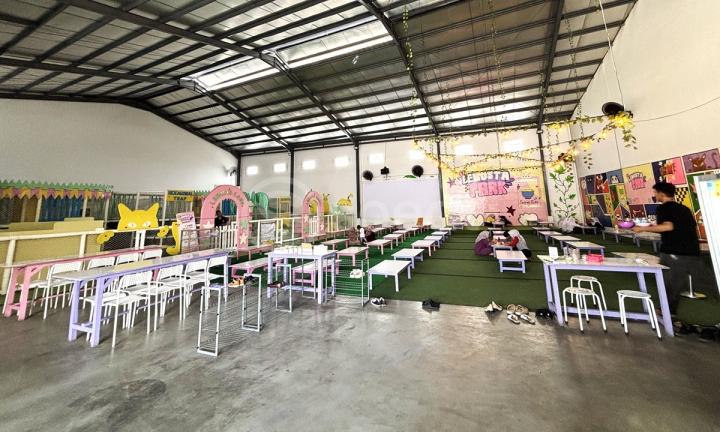 Seblak tidak hanya berperan sebagai makanan khas. Ia juga menjadi simbol identitas regional yang memperkuat rasa kebersamaan masyarakat.