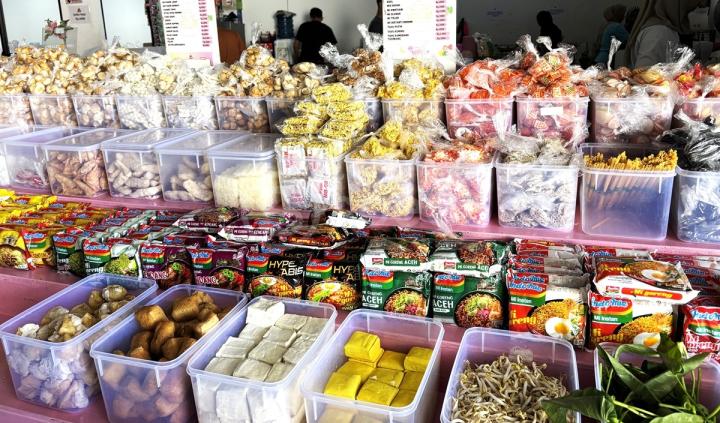 Seblak tidak hanya berperan sebagai makanan khas. Ia juga menjadi simbol identitas regional yang memperkuat rasa kebersamaan masyarakat.