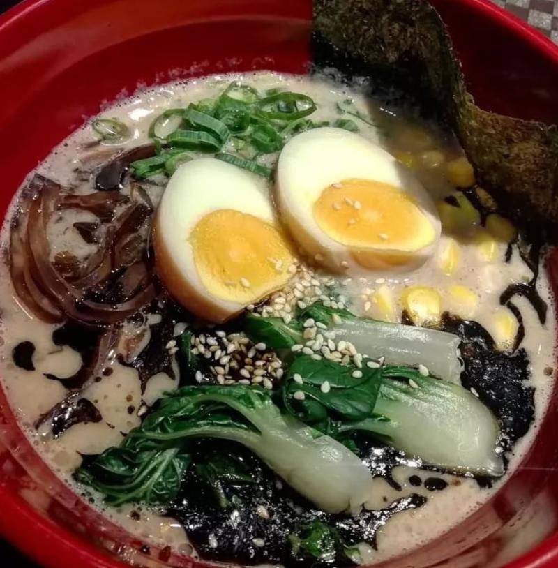 Ramen terdiri dari mie gandum yang disajikan dalam kaldu yang kaya, dengan berbagai pilihan topping dan rasa.