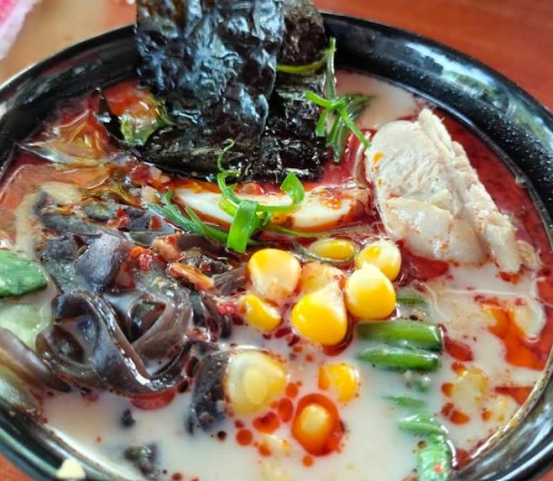 Ramen terdiri dari mie gandum yang disajikan dalam kaldu yang kaya, dengan berbagai pilihan topping dan rasa. 