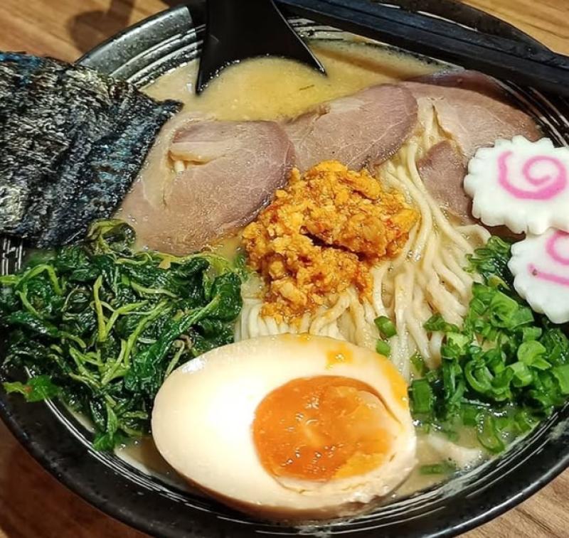 Ramen terdiri dari mie gandum yang disajikan dalam kaldu yang kaya, dengan berbagai pilihan topping dan rasa. 