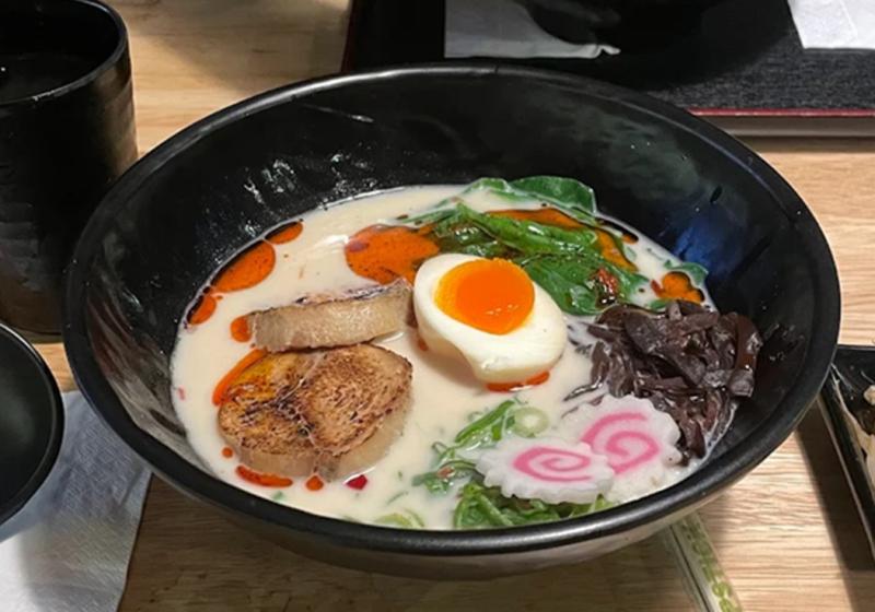 Ramen terdiri dari mie gandum yang disajikan dalam kaldu yang kaya, dengan berbagai pilihan topping dan rasa. 