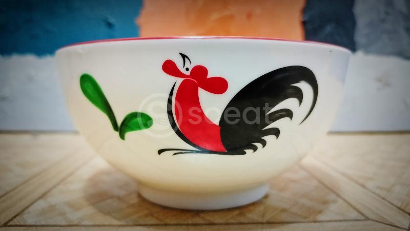 Mangkuk ayam jago adalah mangkuk keramik berwarna putih dengan gambar ayam jago, yang sangat populer di Indonesia, terutama dalam konteks kuliner.