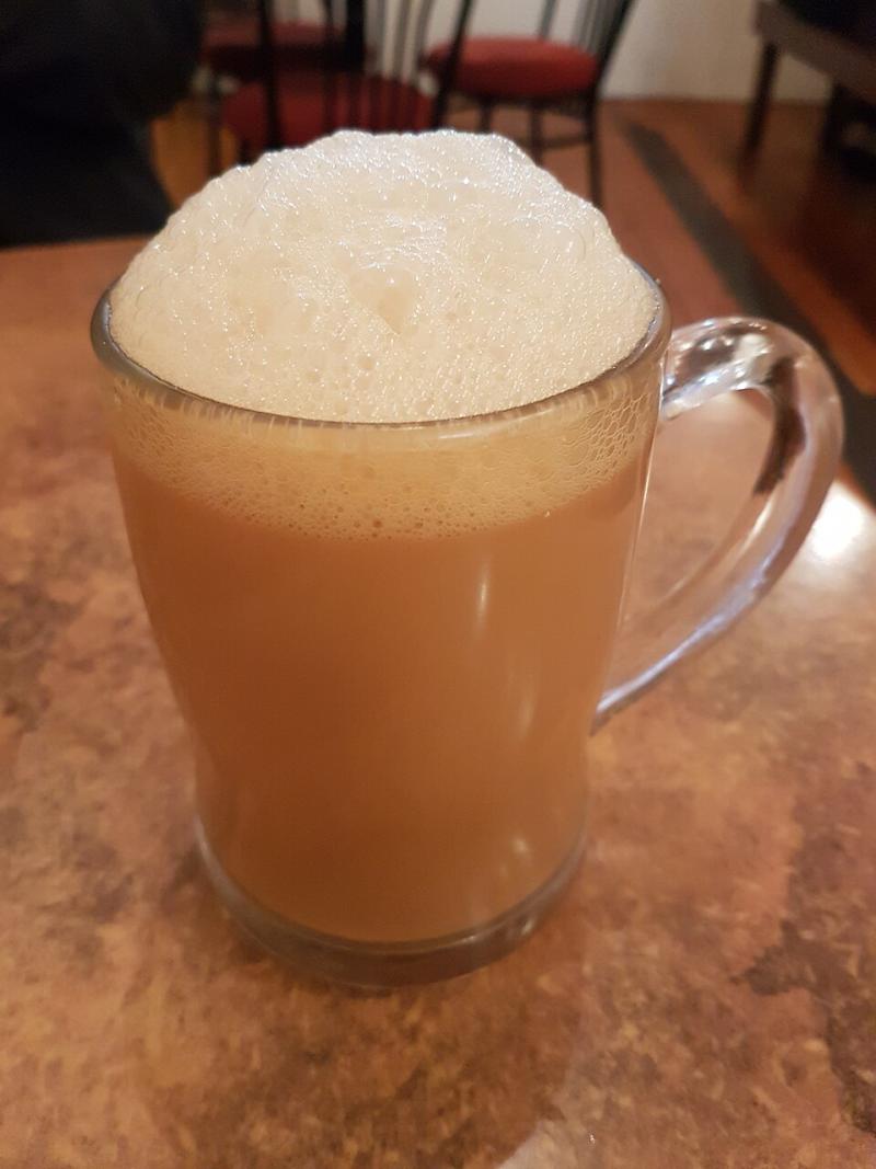 Teh Tarik tampil lembut dengan warna cokelat susu yang menenangkan