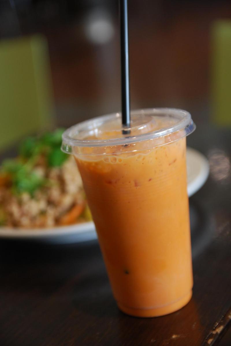 Thai Tea mencolok dengan warna oranye terang yang kontras