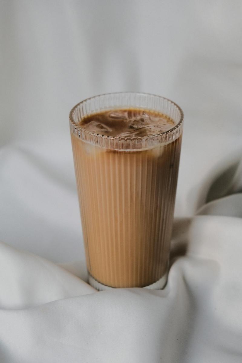 Perpaduan kopi hitam dan teh susu khas Hong Kong hadir dalam Yuanyang