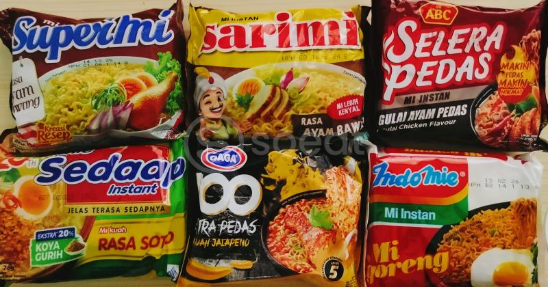 Mi instan adalah mie yang dikukus, digoreng, dan dikeringkan sehingga siap disajikan dengan menambahkan air panas dan bumbu.