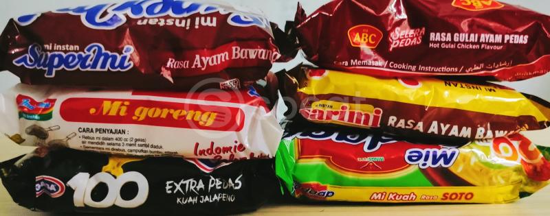 Mie instan sangat populer karena praktis dan mudah dibuat. 