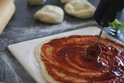 Proses membuat adonan pizza di rumah