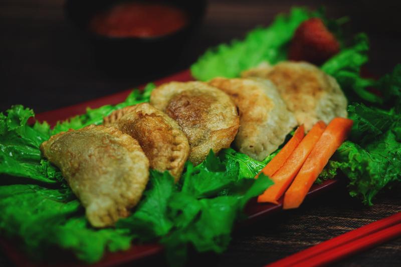 Nama cireng merupakan singkatan dari 'aci digoreng'. Makanan ini biasanya memiliki tekstur yang kenyal di dalam dan renyah di luar, serta rasa yang gurih.