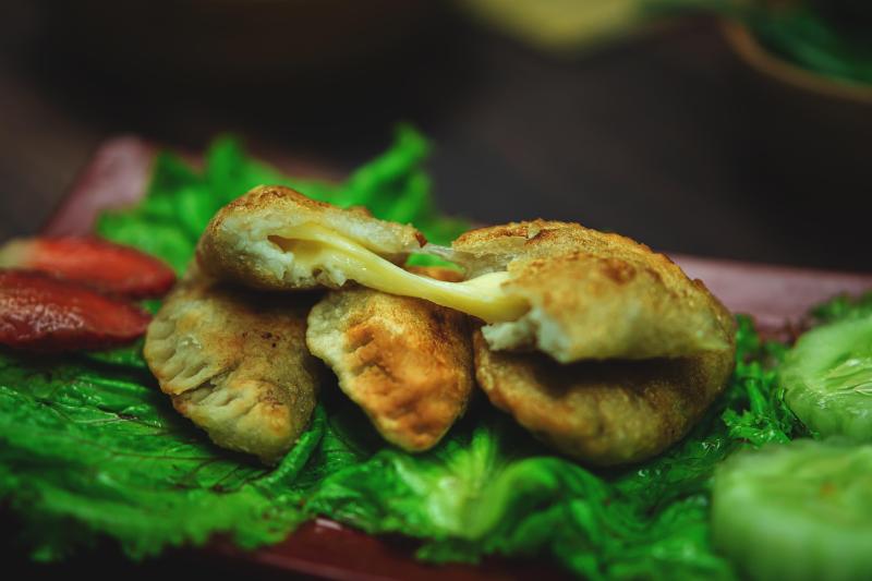 Cireng adalah makanan ringan khas Sunda yang terbuat dari tepung tapioka (aci dalam bahasa Sunda) yang digoreng.