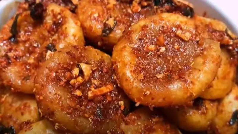 cipak atau aci dempak mirip adonan cireng tetapi bentuknya seperti koin dengan diameter sekira 4 cm. 