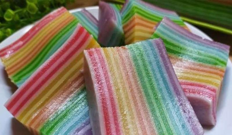 Kue latok atau kue lapis pelangi terbuat dari campuran tepung terigu dan tapioka, gula pasir, garam, air kapur sirih, dan pewarna makanan.
