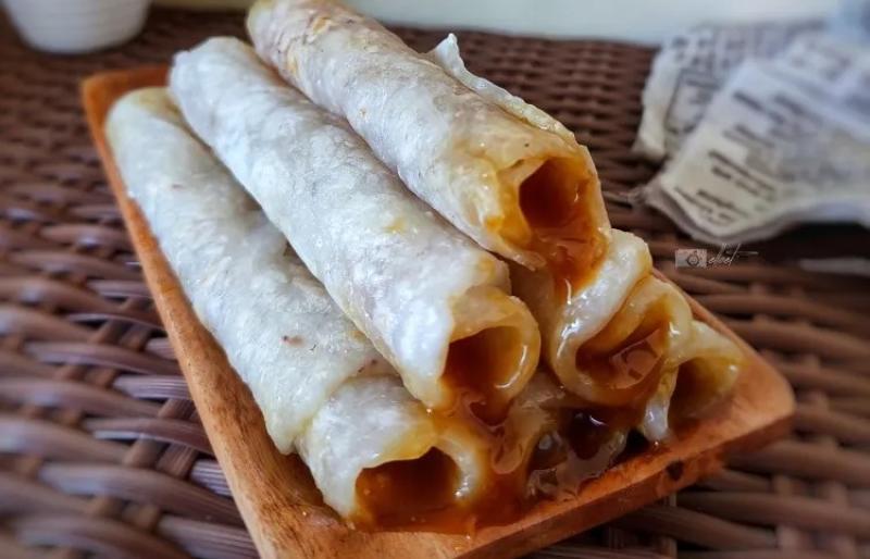 Kue sanole tapioka terdiri atas kulit yang dibuat dari tepung tapioka, kelapa parut, dan maizena, kemudian dimasak di teflon seperti pancake.