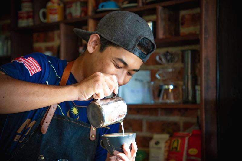 Kopi susu gula aren menjembatani tradisi lokal dengan gaya hidup modern, menarik perhatian dari generasi milenial hingga Gen Z, dan mendapat pengakuan di panggung global.