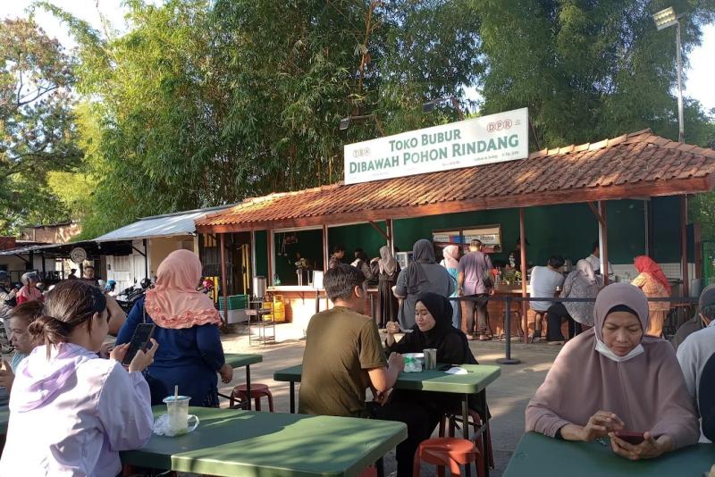 Toko Bubur DPR – Sarapan di Bawah Pohon Rindang