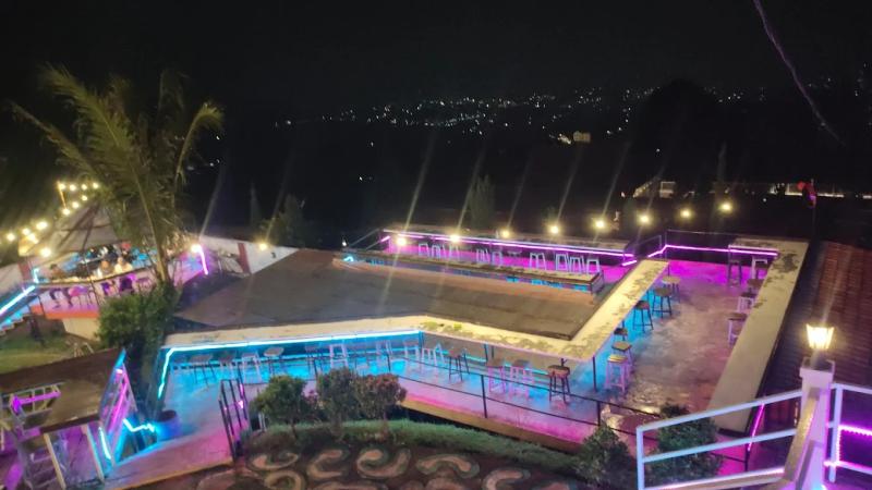 Dapur Caringin Tilu (Cartil): Warung Kayu dengan City Light Terdekat