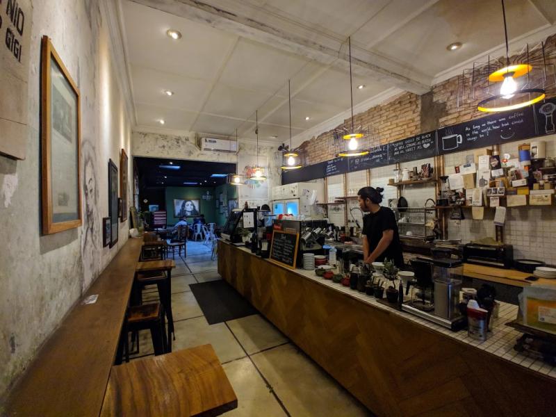 Blue Doors: Kafe Kecil dengan Pintu Ikonik