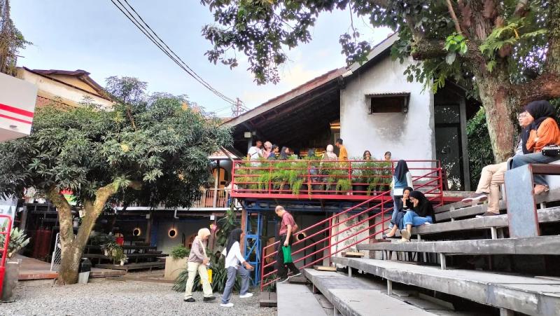 Cupola ID: Tribun Kayu Menghadap Sungai Mini