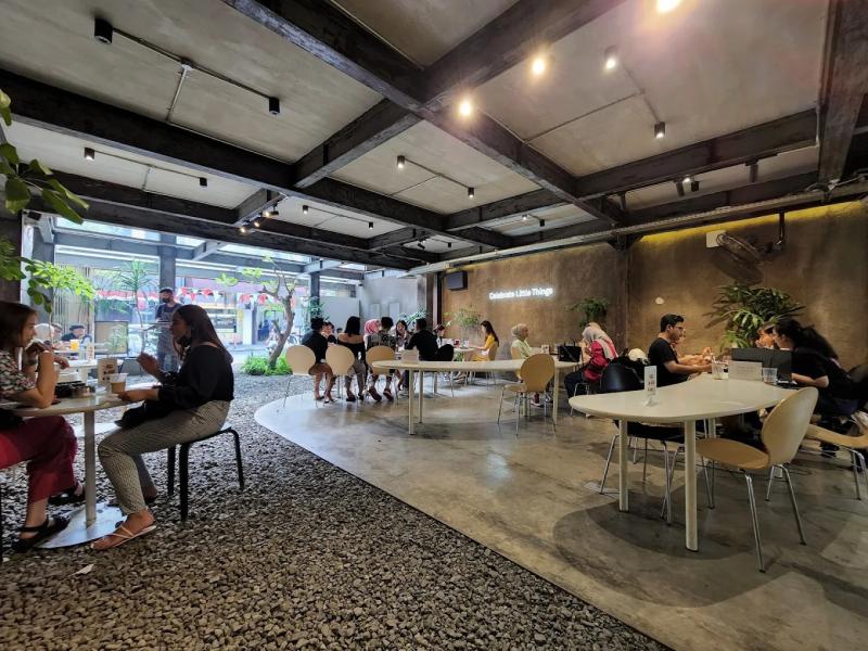 Umbira: Beton, Balkon Kaca, dan Kopi Berlayer