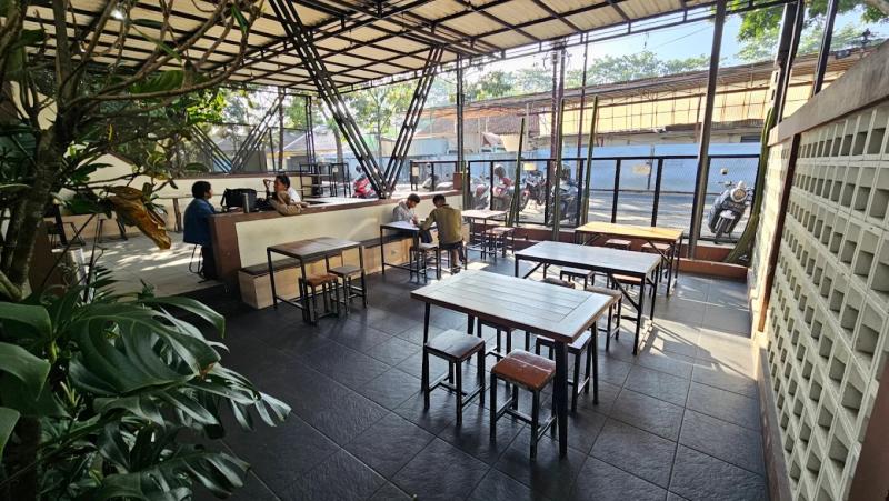 Layung Coffee: Rumah Kaca Tropis di Tepi Golf