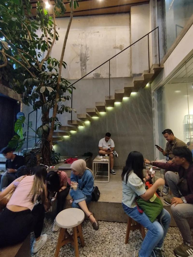 Sawo Coffee: Lorong Floating Cup dan Matcha Kekinian