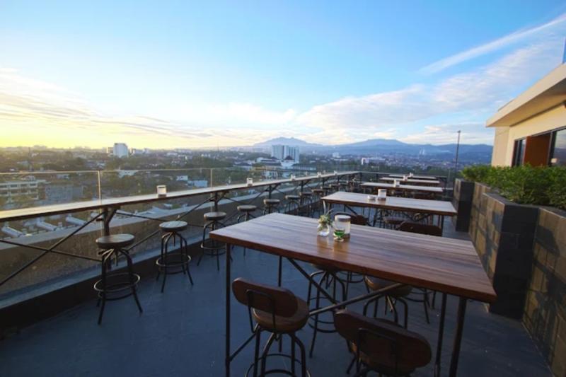 Vesper Sky Bar & Lounge