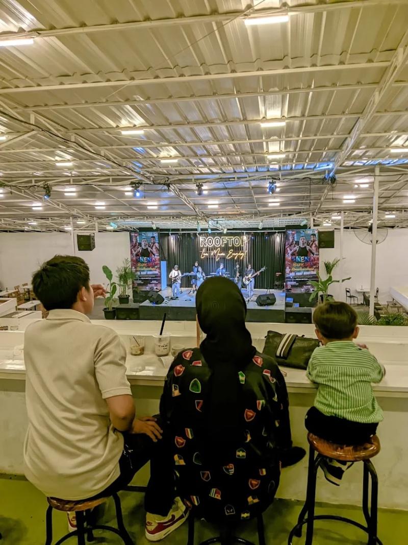 Rooftop Coffee & Eatery: Simfoni Cahaya Kota dan Musik Hidup