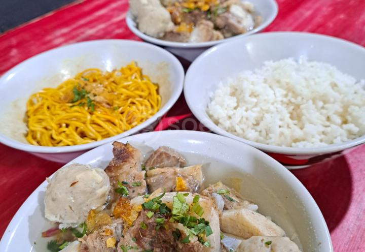 Bakso yang disajikan bersama nasi, juga menjadi salah satu pilihan yang viral di 2025. (Soeat/Nday)*