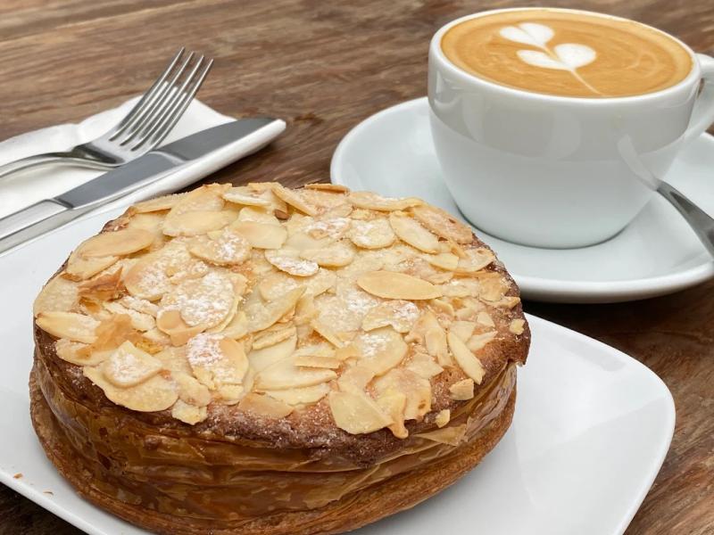 Two Hands Full — Brunch Estetik Favorit Anak Muda