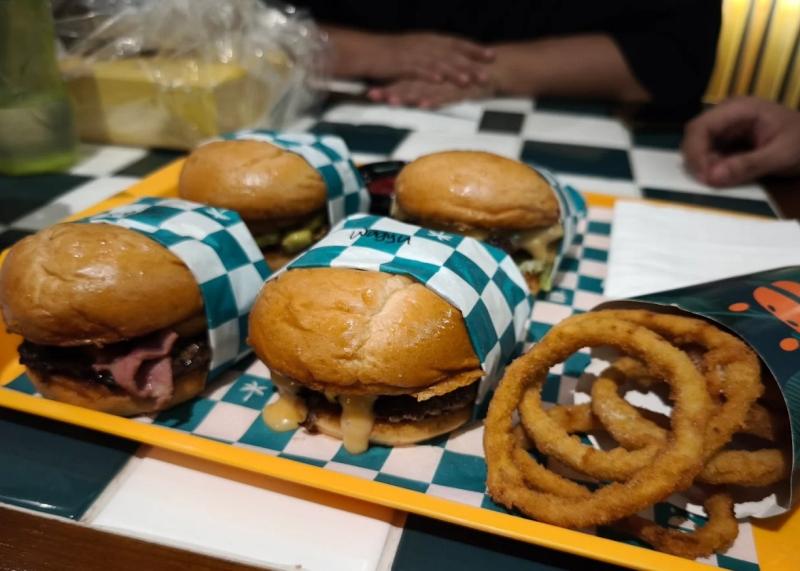 Five Monkeys Burger — Cita Rasa California di Bandung