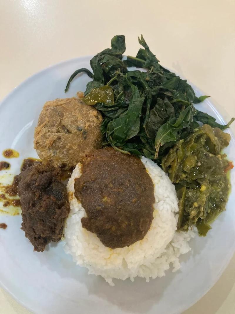 Di Bandung, rendang terbaik bisa dinikmati di Simpang Raya atau Restoran Sederhana