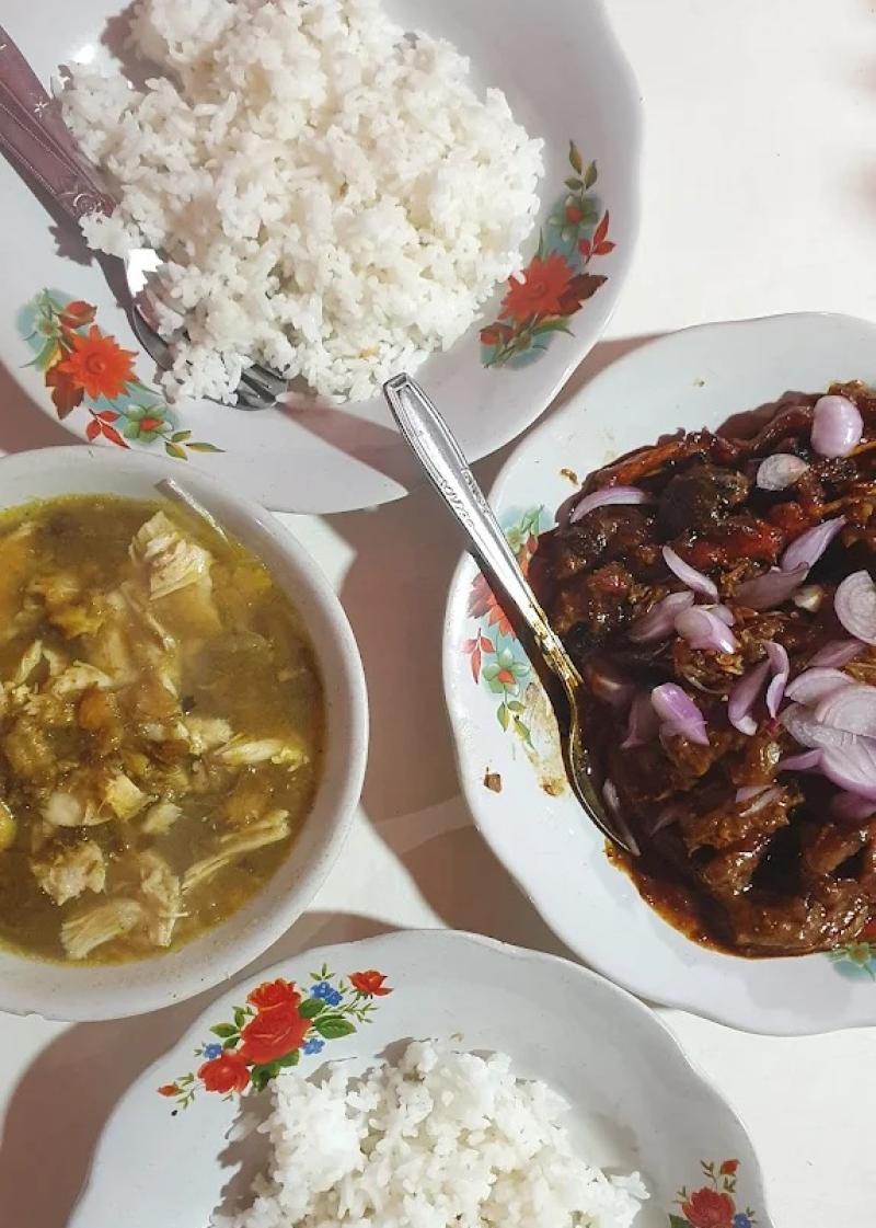 Sate Madura Cak Nur dan Sate Hadori Stasiun Hall adalah dua nama besar yang selalu ramai pengunjung