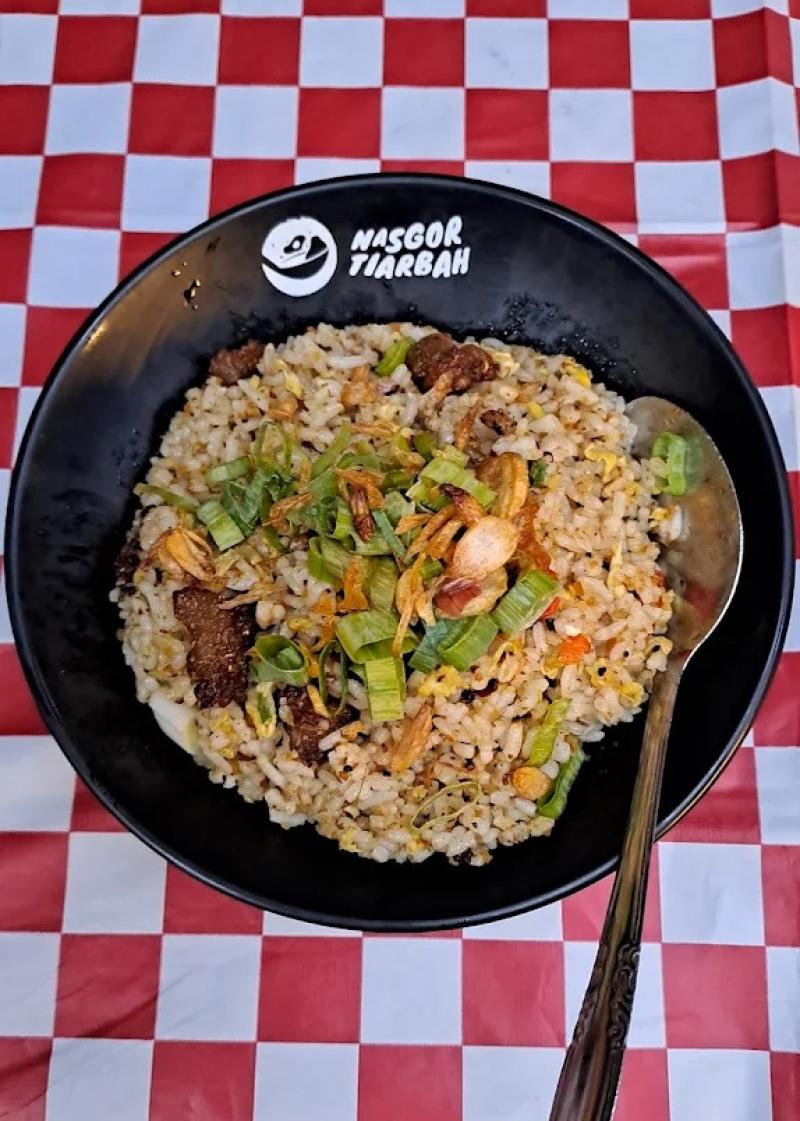 Coba Nasgor Tiarbah untuk versi modern dengan rooftop view, atau Nasi Goreng Mafia bagi pencinta rempah pedas