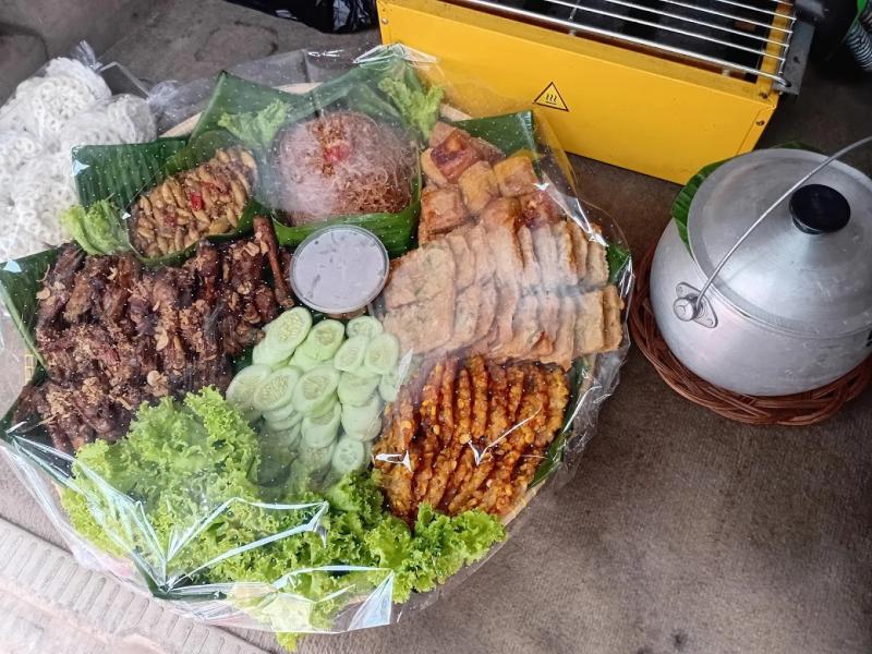 Nasi Liwet Bu Lita: Tradisi dalam Panci Tanah Liat