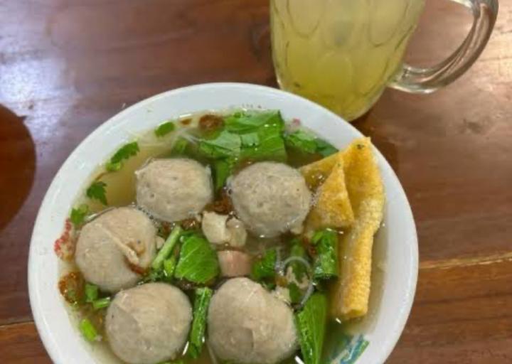 Es jeruk adalah salah satu minuman yang disebutkan paling cocok disantap bersama bakso. (Pinterest)